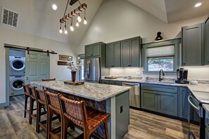 Fridge, microwave, oven, stovetop - The Owlery, Walk to Town (Highlands)