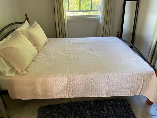 2 bedrooms, iron/ironing board, WiFi, bed sheets