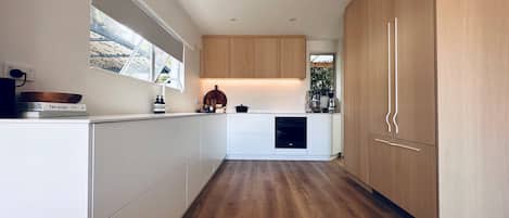 Frigorifero, piano cottura, frullatore, pentole/stoviglie/utensili