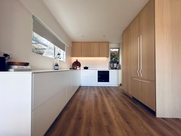 Frigorifero, piano cottura, frullatore, pentole/stoviglie/utensili