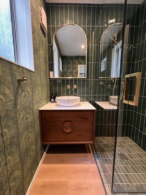 Secadora de cabello, bidet, toallas, jabón 