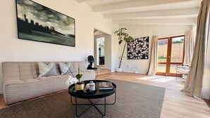Un salon moderne avec un canapé, une table basse et des œuvres d’art.
