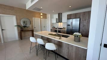 Fridge, oven, stovetop, coffee/tea maker