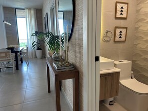 Dusj, håndklær, såpe og toalettpapir