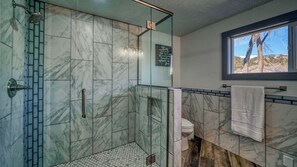 Dusche, Haartrockner, Handtücher, Toilettenpapier
