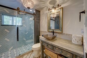 Dusche, Haartrockner, Handtücher