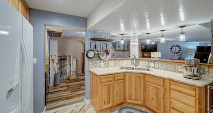 River Place Retreat, Unit 4- Cozy Condo on the Arkansas River
