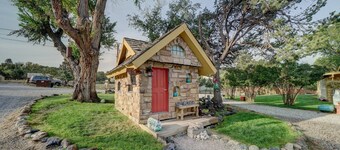 River Place Retreat, Unit 4- Cozy Condo on the Arkansas River