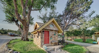 River Place Retreat, Unit 4- Cozy Condo on the Arkansas River