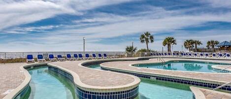 Innendørsbasseng og et oppvarmet basseng