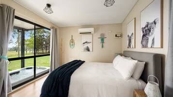 1 bedroom, bed sheets