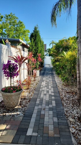 Cozy, pet friendly, centrally-located studio in Tampa