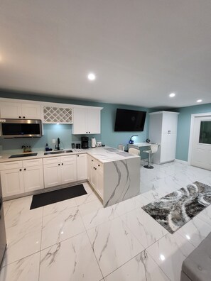 Fridge, microwave, stovetop, coffee/tea maker - Cozy, pet friendly, centrally-located studio in Tampa (Tampa)