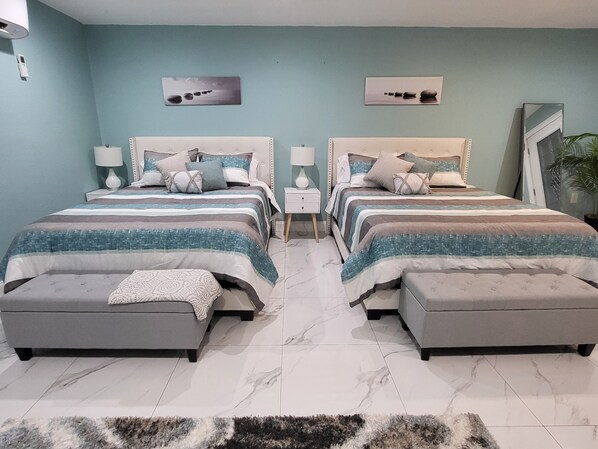 1 Schlafzimmer, Schreibtisch, Bügeleisen/Bügelbrett, Reisekinderbett