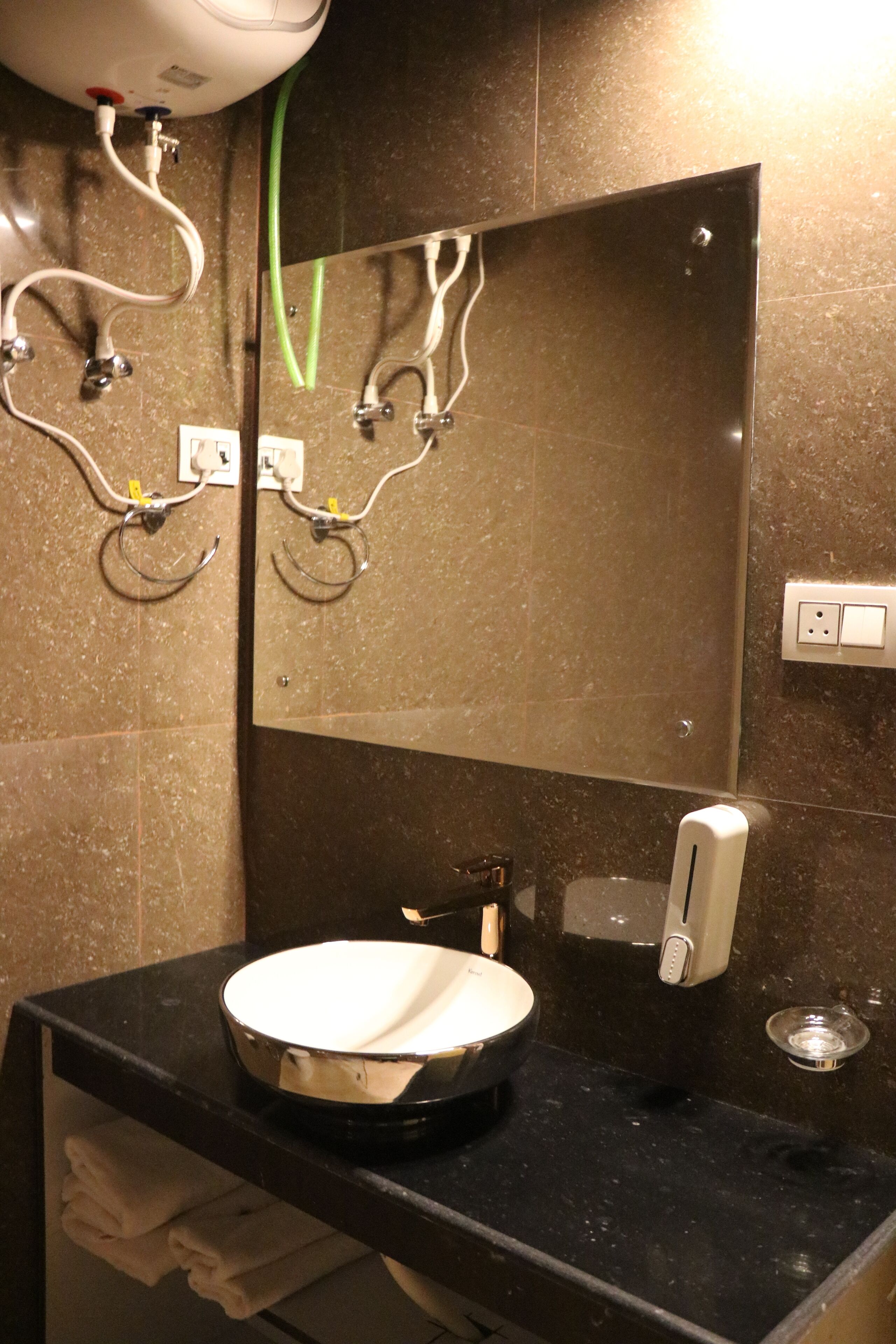 تجهيزات دش، مجففات شعر، خف للقدمين، مناشف