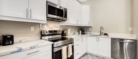 Réfrigérateur, four à micro-ondes, un four, surface de cuisson