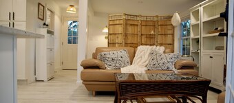 Bamboo Bungalow - cozy waterfront studio near the beach