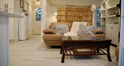Bamboo Bungalow - cozy waterfront studio near the beach
