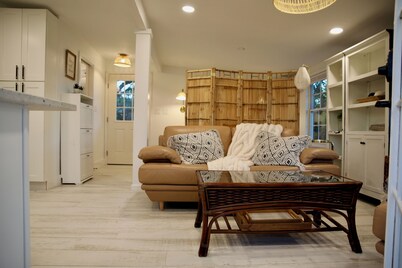 Bamboo Bungalow - cozy waterfront studio near the beach