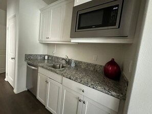 Microwave - Charming Casita with private entrance in beautiful and secure neighborhood. (Menifee)