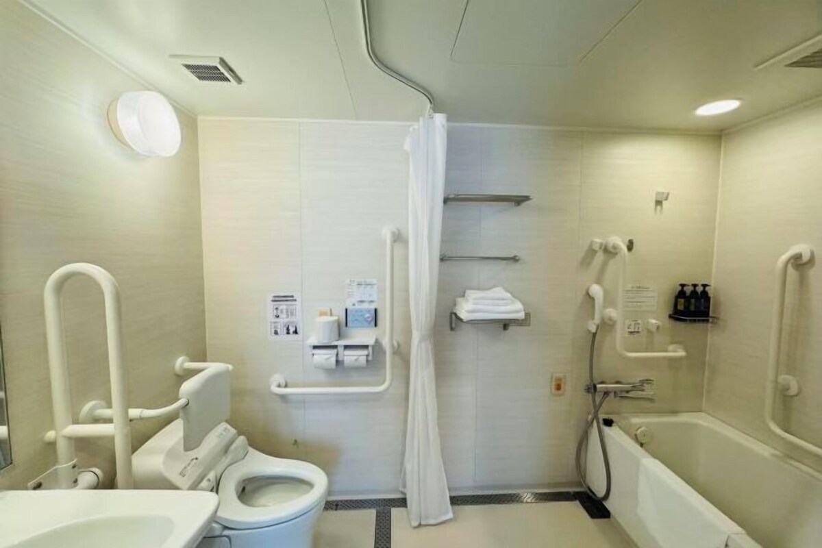 Un baño moderno con inodoro, bidé, ducha y bañera.