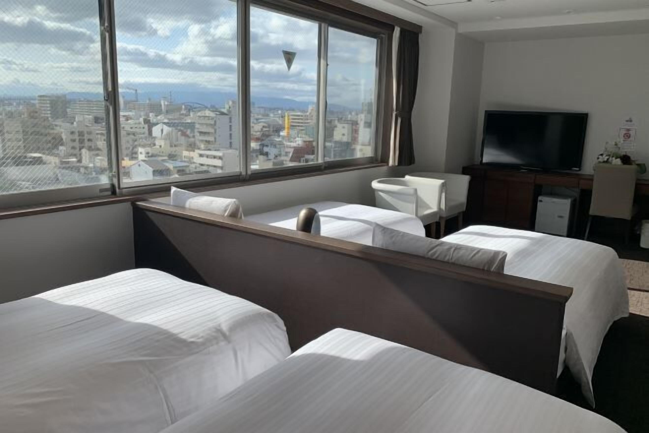 Escritorio, cortinas blackout y wifi gratis 