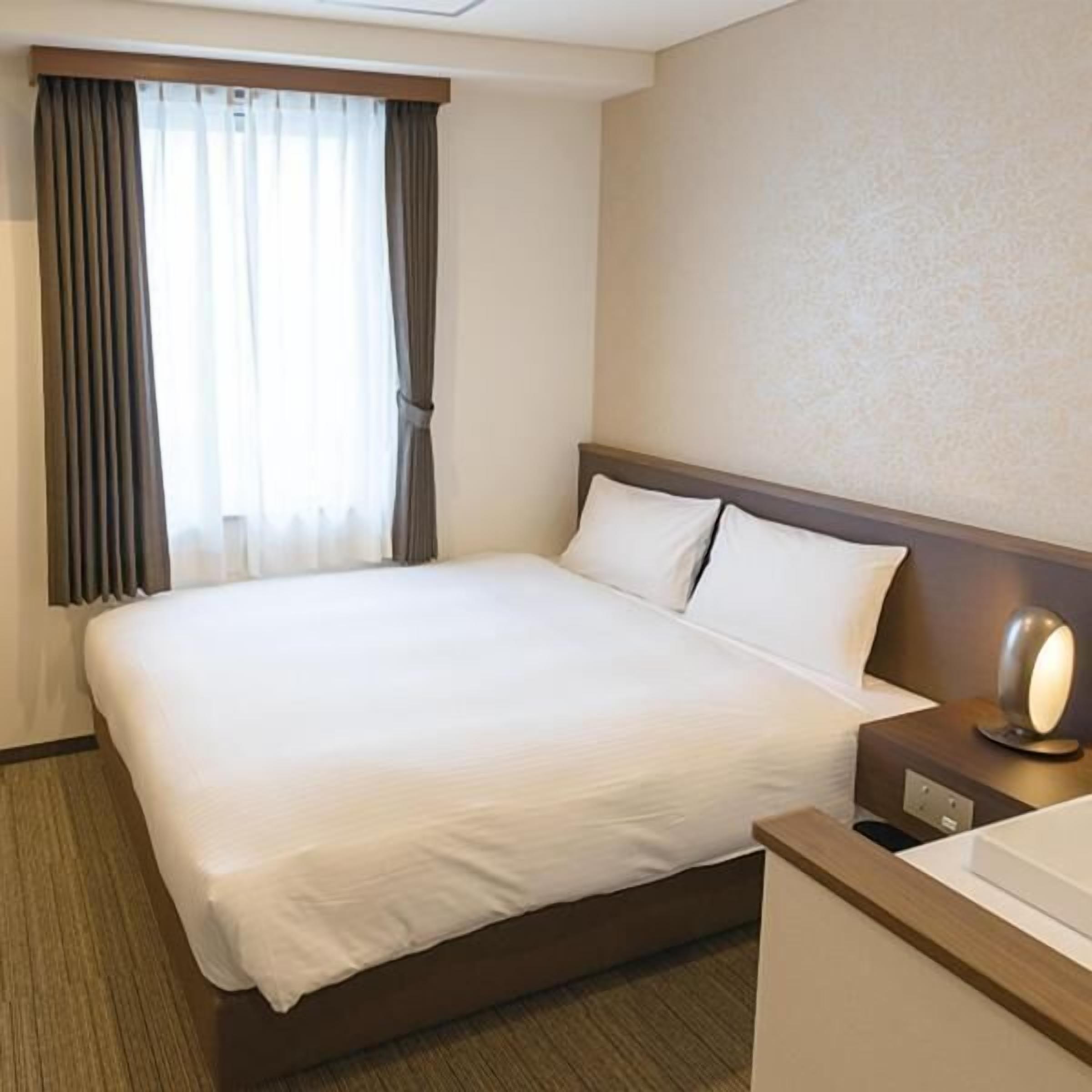 Escritorio, cortinas blackout y wifi gratis 