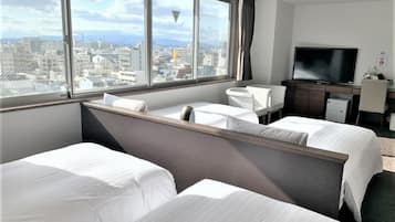 Escriptori, cortines opaques i wifi gratuïta