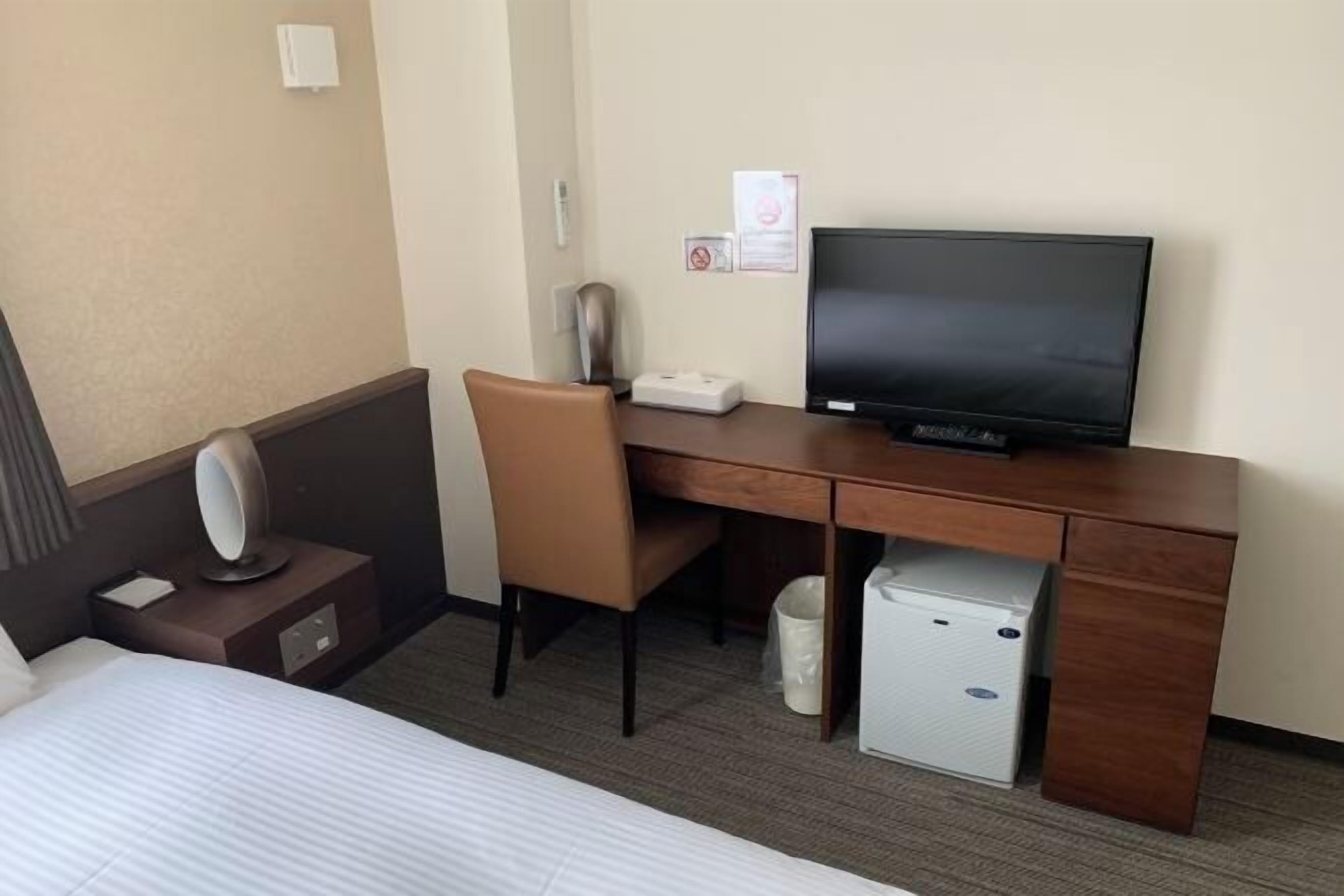 Escritorio, cortinas blackout y wifi gratis 