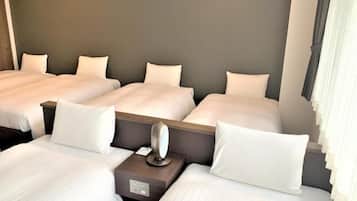 Escriptori, cortines opaques i wifi gratuïta