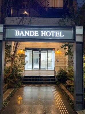 Exterior detail - Bande Hotel Osaka (Osaka)
