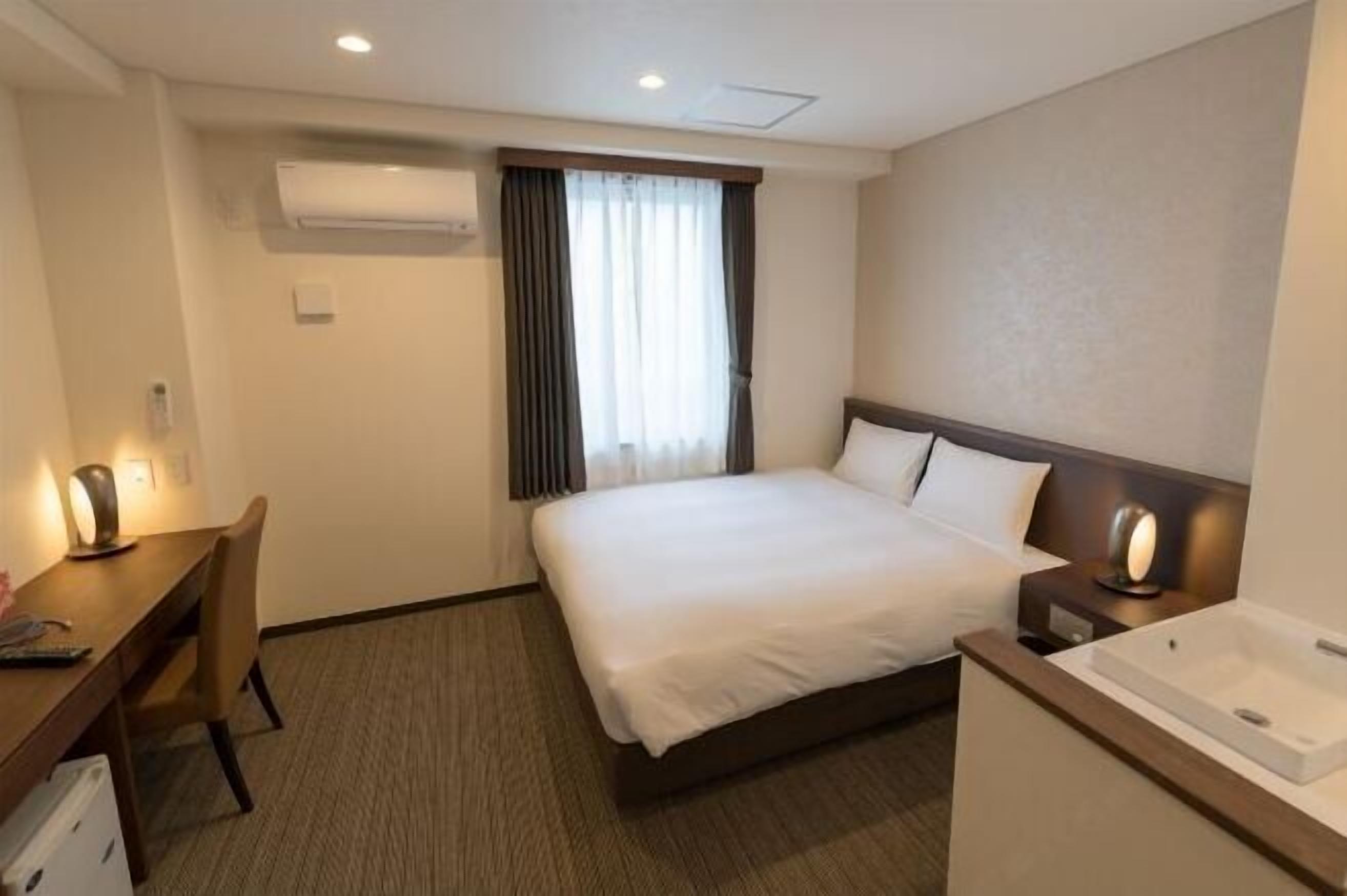 Escritorio, cortinas blackout y wifi gratis 