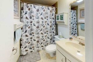 Shower, towels - Oceanfront Condo w/ Pool, Balcony & Beach Access (Saint Augustine)