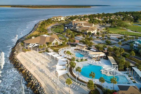 As our rental guest, you gain access to the private Seabrook Island Club facilities. Enjoy oceanfront dining and pools at this exclusive member-only destination (Amenity card required).