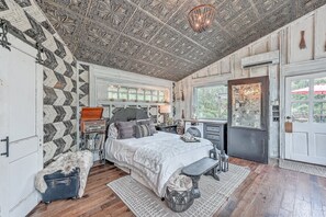 1 bedroom, WiFi - Luxury Treehouse. Pets ok, (Wadmalaw Island)