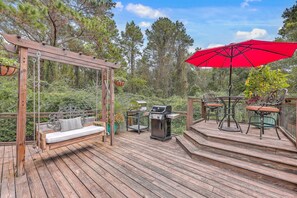 Outdoor dining - Luxury Treehouse. Pets ok, (Wadmalaw Island)