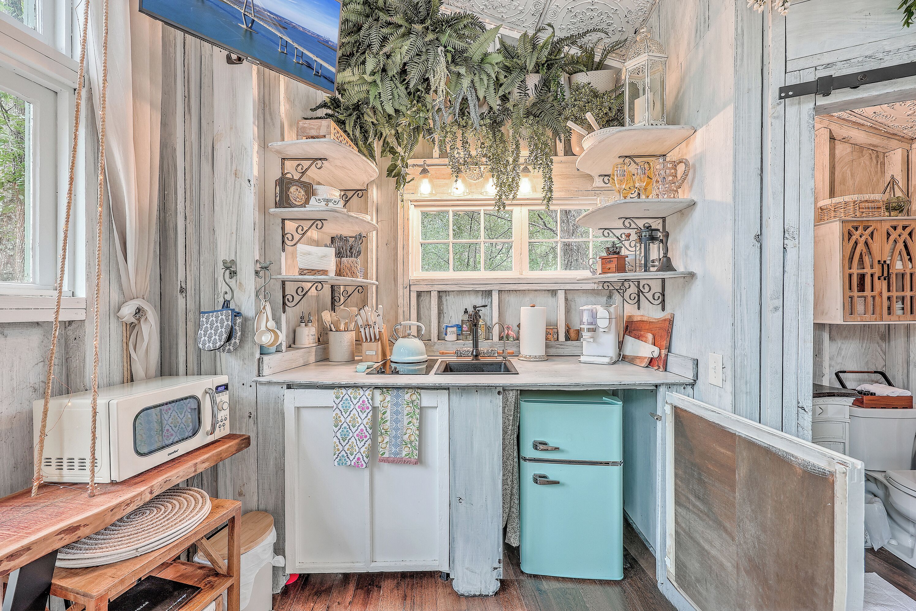 Réfrigérateur, micro-ondes, plaque de cuisson