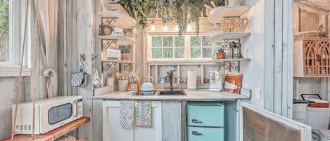 Réfrigérateur, micro-ondes, plaque de cuisson