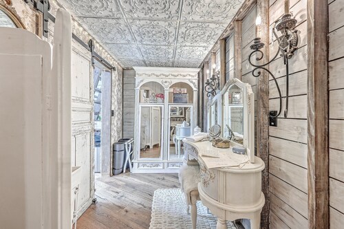 Luxury Treehouse Retreat near Charleston with Loft Pet friendly