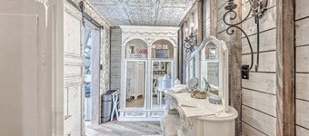 Luxury Treehouse Retreat near Charleston with Loft Pet friendly