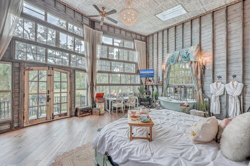 Luxury Treehouse Retreat near Charleston with Loft Pet friendly