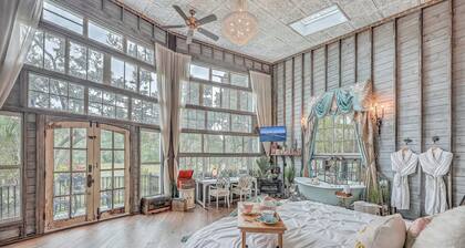 Luxury Treehouse Retreat near Charleston with Loft Pet friendly
