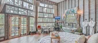 Luxury Treehouse Retreat near Charleston with Loft Pet friendly