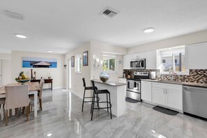 Micro-ondes, four, plaque de cuisson, lave-vaisselle