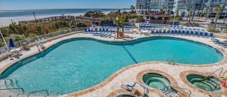 2 piscines couvertes, 6 piscines extérieures