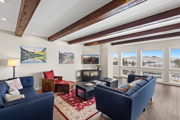 Télévision, baby-foot, écrans d'ordinateur