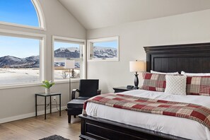 4 bedrooms, desk, iron/ironing board, free WiFi