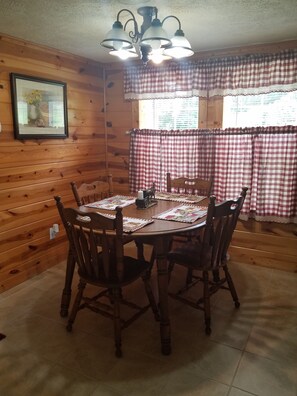 Dining - Cozy 1-bedroom house in charming Allardt with AC, WiFi (Allardt)
