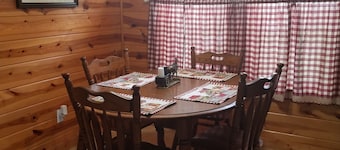 Cozy 1-bedroom house in charming Allardt with AC, WiFi
