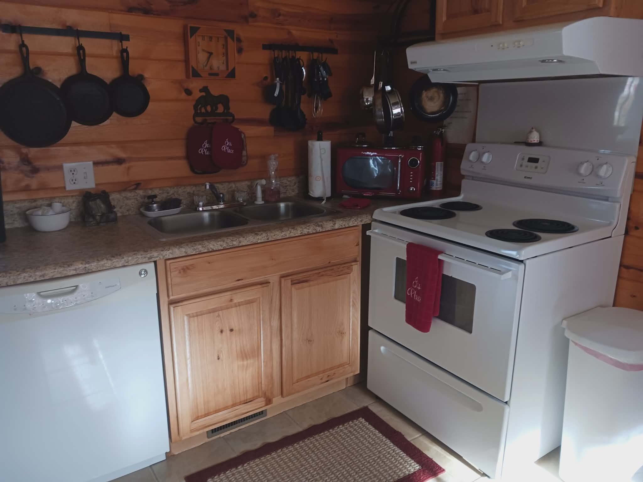 Réfrigérateur, four à micro-ondes, un four, surface de cuisson